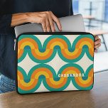 Housse Pour Ordinateur Portable Motif demi-cercles rétro coloré personnalisé<br><div class="desc">De beaux demi-cercles géométriques contemporains jaune foncé, orange, bleu turquoise, vert océanique ondulent le motif sur un arrière - plan blanc cassé crème d'ivoire. Avec place pour customiser ou personnaliser avec un nom monogramme ou des initiales de votre choix. Design orné, élégant, élégant, élégant et éclectique pour la fashionista artistique...</div>