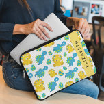 Housse Pour Ordinateur Portable Motif Des Dinosaures, Dinosaures Mignons, Votre No<br><div class="desc">Motif mignon,  amusant et adorable avec des bébés dinosaures et des oeufs. Un cadeau moderne et tendance,  parfait pour les amateurs de dinosaures dans votre vie. Personnalisez en ajoutant votre nom,  votre pseudonyme,  votre monogramme ou vos initiales.</div>