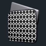 Housse Pour Ordinateur Portable Motif Diamant noir et blanc<br><div class="desc">Un motif audacieux et graphique aux formes diamant noir et blanc imbriquées. Les diamants blancs contiennent chacun un petit diamant noir,  ce qui fait du noir la couleur dominante du dessin original. numériquement créé une image. Copyright © 2013 Claire E. Skinner. Tous droits réservés.</div>