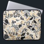 Housse Pour Ordinateur Portable Motif d'illustrations des Feuilles floraux noirs d<br><div class="desc">Ce motif élégant et moderne convient parfaitement à une femme élégante et branchée. Il présente un feuillet d'or imitation imprimé, des fleurs en noir, gris et blanc dessinées à la main et un motif d'illustration en feuilles. C'est un design chic, joli, unique et luxueux ; idéal pour une femme raffinée...</div>