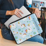 Housse Pour Ordinateur Portable Motif D'Unicornes, De Bonnes Unicornes, Votre Nom<br><div class="desc">Mignonnes,  amusantes et adorables licornes et fleurs. Un cadeau moderne et tendance,  parfait pour l'amant de la licorne dans votre vie. Personnalisez en ajoutant votre nom,  votre pseudonyme,  votre monogramme ou vos initiales.</div>