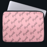 Housse Pour Ordinateur Portable Motif élégant de nom de script rose et noir<br><div class="desc">Un élégant script noir forme un motif sur cette manche d'ordinateur portable rose pâle. Vous pouvez modifier le texte pour afficher le nom du destinataire ou un message personnalisé.</div>