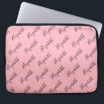Housse Pour Ordinateur Portable Motif élégant de nom de script rose et noir<br><div class="desc">Un élégant script noir forme un motif sur cette manche d'ordinateur portable rose pâle. Vous pouvez modifier le texte pour afficher le nom du destinataire ou un message personnalisé.</div>