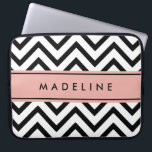 Housse Pour Ordinateur Portable Motif et nom Chevron moderne rose, noir et blanc<br><div class="desc">Protégez votre ordinateur portable avec style grâce à une manche moderne et chic. Le design présente un motif zig-zag en chevron noir et blanc, une jolie bande de papier doré rose en rose et noir, et votre nom ou autre texte customisé. Ce coque d'ordinateur élégant et tendance lui fait un...</div>