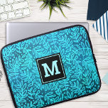 Housse Pour Ordinateur Portable Motif feuille turquoise monogramme gras typographi<br><div class="desc">Un motif damassé de feuillage bleu et turquoise à l'ombre sur un arrière - plan texturé, riche et profond turquoise orne cette pochette d'ordinateur portable en néoprène moderne, tendance et girly monogramed. Customisez cette manche élégante avec votre monogramme initial. Fait une déclaration chic et élégante à chaque utilisation. Cette pochette...</div>