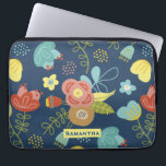 Housse Pour Ordinateur Portable Motif floral coloré bleu foncé Personnalisé<br><div class="desc">Joli motif fleuri coloré sur arrière - plan bleu foncé avec personnalisation optionnelle.</div>