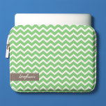 Housse Pour Ordinateur Portable Motif Green Zig Zag Chevrons<br><div class="desc">Personnalisez cette pochette élégante pour ordinateur portable avec votre nom, initiales, monogramme, une date spéciale ou tout texte de votre choix. Visitez notre magasin pour plus de choix de couleurs et de motifs ainsi que des produits correspondants tels que les manches ipad, les couvertures iphone et android et plus encore!...</div>