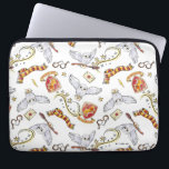 Housse Pour Ordinateur Portable Motif Hedwig GRYFFINDOR™<br><div class="desc">Harry Potter | Découvrez cette jolie aquarelle motif GRYFFINDOR™ avec leur crête,  leur écharpe de maison et leur Hedwig livrant des balais et des lettres!</div>