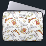 Housse Pour Ordinateur Portable Motif Hedwig GRYFFINDOR™<br><div class="desc">Harry Potter | Découvrez cette jolie aquarelle motif GRYFFINDOR™ avec leur crête,  leur écharpe de maison et leur Hedwig livrant des balais et des lettres!</div>
