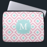 Housse Pour Ordinateur Portable Motif Ikat de la menthe rose monogramme<br><div class="desc">Le design élégant et chic est doté d'un motif ikat de diamants coloré et tendance et peut être personnalisé avec votre monogramme,  initiale,  nom,  ou n'importe quel texte de votre choix pour un cadeau personnalisé parfait!</div>