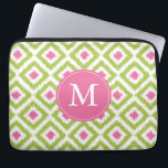 Housse Pour Ordinateur Portable Motif Ikat rose rose diamant vert monogramme<br><div class="desc">Le design élégant et chic est doté d'un motif ikat de diamants coloré et tendance et peut être personnalisé avec votre monogramme,  initiale,  nom,  ou n'importe quel texte de votre choix pour un cadeau personnalisé parfait!</div>