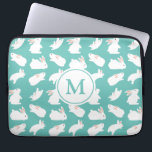 Housse Pour Ordinateur Portable Motif lapin mou sur Monogramme Turquoise<br><div class="desc">Adorable motif lapin blanc sur turquoise (vous pouvez customiser la couleur arrière - plan)</div>