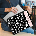 Housse Pour Ordinateur Portable Motif mâle, Patrouilles de chien, Noir et Blanc, V<br><div class="desc">Joli,  amusant et adorable motif avec pattes blanches sur arrière - plan noir. Un cadeau moderne et tendance,  parfait pour l'amoureux des chiens dans votre vie. Personnalisez en ajoutant votre nom,  votre pseudonyme,  votre monogramme ou vos initiales.</div>