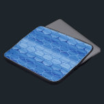 Housse Pour Ordinateur Portable Motif ondulé d'oignon bleu<br><div class="desc">Le motif bleu ogee est doté d'une élégante pochette d'ordinateur portable personnalisée. Les formes d'oignon qui s'imbriquent vont du bleu foncé au bleu clair et au dos. En revanche, la courbe continue S contourne le passage du bleu clair au bleu foncé et au dos. Les formes géométriques peintes en bleu...</div>