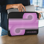 Housse Pour Ordinateur Portable Motif rétro noir rose pastel personnalisé<br><div class="desc">Si vous cherchez une pochette d'ordinateur portable qui peut protéger votre ordinateur portable et montrer votre style, vous pouvez consulter cette pochette d'ordinateur portable personnalisable. Cette manche présente un beau contemporain foncé, clair, moyen et rose clair, et des cercles géométriques couleur violet pastel et des lignes motif sur un arrière...</div>