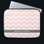 Housse Pour Ordinateur Portable Motif rose-clair de chevrons de zigzag<br><div class="desc">Personnalisez cette douille élégante d'ordinateur portable avec votre nom,  initiales,  monogramme ou texte de votre choix.</div>