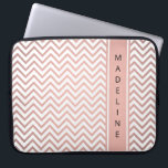 Housse Pour Ordinateur Portable Motif rose moderne Fille Faux Rose Or<br><div class="desc">Protégez votre ordinateur portable avec style grâce à une pochette chic et tendance. Le design est composé d'un motif zig-zag en feuille or blanc et faux rose et d'une bande verticale avec votre nom ou autre texte customisé dans une police de typographie noire simple. Cet élégant coque d'ordinateur lui fait...</div>