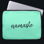 Housse Pour Ordinateur Portable Namaste | Neo Mint Green Moderne Yoga Spirituel<br><div class="desc">Simple et élégant "namaste" cite le design d'art dans la typographie manuscrite minimaliste moderne sur un arrière - plan vert menthe. Le slogan peut facilement être personnalisé avec vos propres mots pour un cadeau parfait pour un lapin de yoga ou pilate amoureux! Namasté signifie littéralement "salutations à vous". Dans les...</div>