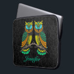 Housse Pour Ordinateur Portable Noir Damas Coloré Abstrait Paire De Chouettes<br><div class="desc">Damas noires et mignonette paire de hiboux colorés en trait. monogramme personnalisable et optionnel.</div>