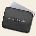 Housse Pour Ordinateur Portable Noir moderne et élégant script Monogramme initial<br><div class="desc">Une pochette d'ordinateur portable noir moderne avec un design de monogramme blanc et élégant. Il est parfait pour tous les contemporains et les hommes d'affaires.</div>