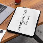 Housse Pour Ordinateur Portable Nom de la calligraphie personnalisée de la meilleu<br><div class="desc">Célébrez les mamans spéciales de votre vie avec notre design personnalisé Best Mom Ever Calligraphy Name, parfait pour la fête des mères, les anniversaires, ou toute occasion de montrer votre amour. Ce cadeau élégant et personnalisable est idéal pour toutes les mamans, qu’elles soient la meilleure maman au monde, maman-chien, maman-chat...</div>