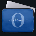 Housse Pour Ordinateur Portable Nom de script de monogramme personnalisé bleu blan<br><div class="desc">Cette élégante conception de monogramme et de nom de script élégant peut être offerte en cadeau pour un anniversaire, un mariage, une douche de mariée, un anniversaire, la fête des mères ou toute autre occasion. Il peut être personnalisé avec l'initiale et le nom de la personne. Vous pouvez modifier la...</div>