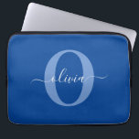 Housse Pour Ordinateur Portable Nom de script de monogramme personnalisé bleu blan<br><div class="desc">Cette élégante conception de monogramme et de nom de script élégant peut être offerte en cadeau pour un anniversaire, un mariage, une douche de mariée, un anniversaire, la fête des mères ou toute autre occasion. Il peut être personnalisé avec l'initiale et le nom de la personne. Vous pouvez modifier la...</div>