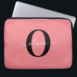 Housse Pour Ordinateur Portable Nom de script de monogramme personnalisé Noir Blan<br><div class="desc">Cette conception élégante de monogramme et de nom de script stylisé peut être offerte en cadeau pour un anniversaire, un mariage, une douche de mariée, un anniversaire, la fête des mères ou toute autre occasion. Il peut être personnalisé avec l'initiale et le nom de la personne. Vous pouvez modifier la...</div>