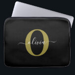 Housse Pour Ordinateur Portable Nom de script de monogramme personnalisé noir blan<br><div class="desc">Cette conception élégante de monogramme et de nom de script stylisé peut être offerte en cadeau pour un anniversaire, un mariage, une douche de mariée, un anniversaire, la fête des mères ou toute autre occasion. Il peut être personnalisé avec l'initiale et le nom de la personne. Vous pouvez modifier la...</div>