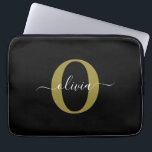 Housse Pour Ordinateur Portable Nom de script de monogramme personnalisé noir blan<br><div class="desc">Cette conception élégante de monogramme et de nom de script stylisé peut être offerte en cadeau pour un anniversaire, un mariage, une douche de mariée, un anniversaire, la fête des mères ou toute autre occasion. Il peut être personnalisé avec l'initiale et le nom de la personne. Vous pouvez modifier la...</div>