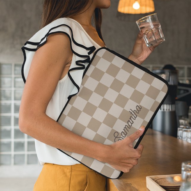 Housse Pour Ordinateur Portable Nom de script Taupe Beige Checkers (Customize the background and text colors.)