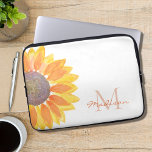 Housse Pour Ordinateur Portable Nom du monogramme Floral<br><div class="desc">Ce tamis à dessus à lune fleuri est décoré d'un tournesol jaune aquarelle. Customisez-le avec votre nom et votre initiale. Parce que nous créons notre propre oeuvre,  vous ne trouverez pas cette image exacte d'autres designers. Aquarelle originale © Michele Davies.</div>