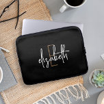 Housse Pour Ordinateur Portable Nom du monogramme noir moderne<br><div class="desc">Ajoutez une touche unique à votre travail avec cette pochette d'ordinateur portable monogrammed noir, blanc et or élégant et élégant. Ce design moderne et sophistiqué comprend votre propre nom personnel et l'original écrit gracieusement en blanc et or. L'arrière - plan noir offre un cadre chic tandis que l'écriture blanche apporte...</div>