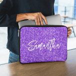 Housse Pour Ordinateur Portable Nom du script Pinceau de Parties scintillant viole<br><div class="desc">Créez votre propre parties scintillant de luxe violet bleu vif avec nom ou monogramme. Customisez le style et la taille de calligraphie de police de script de brosse. Déplacez,  dupliquez ou supprimez le faux graphique scintillant.</div>
