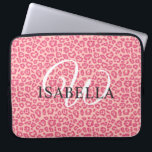 Housse Pour Ordinateur Portable Nom Empreinte de léopard rose personnalisé Monogra<br><div class="desc">Un empreinte de léopard élégant et moderne jette un oreiller avec un motif léopard design rose chaud sur un arrière - plan rose pastel. Ajoutez simplement votre nom et votre monogramme à cette pochette chic pour ordinateur portable. Conçu exclusivement pour vous par Happy Dolphin studio. Si vous avez besoin d'aide...</div>