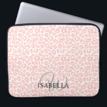 Housse Pour Ordinateur Portable Nom Empreinte de léopard rose personnalisé Monogra<br><div class="desc">Un empreinte de léopard élégant et moderne jette un oreiller avec un motif de léopard design rose pastel sur un arrière - plan blanc. Ajoutez simplement votre nom et votre monogramme à cette pochette chic pour ordinateur portable. Conçu exclusivement pour vous par Happy Dolphin studio. Si vous avez besoin d'aide...</div>