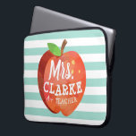 Housse Pour Ordinateur Portable Nom fait sur commande d'Apple | du professeur<br><div class="desc">Un amusement et un vert gai de seafoam ont barré la caisse d'ordinateur portable comportant une illustration stylisée de pomme. À l'intérieur de cette pomme est le nom de votre professeur préféré dans une police espiègle de style.</div>