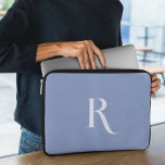 Housse Pour Ordinateur Portable Nom initial personnalisé Type propre unique Bleu<br><div class="desc">Cette pochette d'ordinateur portable bleu présente un design typographique unique avec une initiale et un nom monogrammés, ajoutant une touche personnalisée à votre appareil. Son style distinct le distingue, offrant à la fois individualité et protection pour votre ordinateur portable. Améliorez vos accessoires technologiques grâce à cette manche exceptionnelle, alliant unicité...</div>
