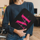 Housse Pour Ordinateur Portable Nom initial unique l Typographie noir & gras rose<br><div class="desc">Mettez à niveau votre style technologique avec notre Manche d'ordinateur portable initial monochrome noir et rose moderne. Conçu avec une façade noire épurée accentuée par d'éclatantes initiales monochromes roses, ce manchon offre une protection moderne avec une touche d'élégance personnalisée. Élevez le look de votre ordinateur portable et protégez-le de manière...</div>