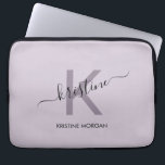 Housse Pour Ordinateur Portable Nom monogramme de script violet moderne<br><div class="desc">Modèle violet moderne monogramme nom de portable</div>