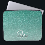 Housse Pour Ordinateur Portable Nom Ombre de Parties scintillant verte personnalis<br><div class="desc">Design chic de parties scintillant faux vert avec l'effet ombre, la parties scintillant verte se fonde sur un arrière - plan blanc. Vous pouvez personnaliser cette élégante pochette d'ordinateur portable avec votre nom et monogramme ou autre texte. Manche cadeau idéal personnalisé pour ordinateur portable. Si vous avez besoin d'aide ou...</div>