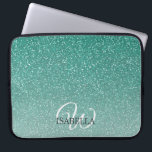 Housse Pour Ordinateur Portable Nom Ombre de Parties scintillant verte personnalis<br><div class="desc">Design chic de parties scintillant faux vert avec l'effet ombre, la parties scintillant verte se fonde sur un arrière - plan blanc. Vous pouvez personnaliser cette élégante pochette d'ordinateur portable avec votre nom et monogramme ou autre texte. Manche cadeau idéal personnalisé pour ordinateur portable. Si vous avez besoin d'aide ou...</div>