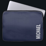 Housse Pour Ordinateur Portable Nom personnalisé bleu marine moderne minimaliste<br><div class="desc">Design minimaliste moderne avec nom personnalisé en blanc moderne et audacieux sans serif style de police sur arrière - plan bleu marine. Parfait pour lui comme cadeaux de vacances,  cadeaux de fête des pères et cadeaux pour toute occasion spéciale.</div>