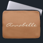Housse Pour Ordinateur Portable Nom personnalisé écriture marron caramel Minimalis<br><div class="desc">Cette housse d'ordinateur portable présente un fond marron caramel chaud avec un nom en écriture crème fluide sur toute la face avant — simple, personnel et vraiment facile à repérer dans un sac. C'est un excellent cadeau pour un étudiant, un nouveau diplômé ou vraiment n'importe qui qui veut que son...</div>