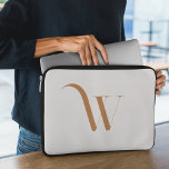 Housse Pour Ordinateur Portable Nom personnalisé Initial l Clean Beige & Script Br<br><div class="desc">Ces modèles comportent souvent des monogrammes personnalisés qui utilisent les initiales ou le nom de l'individu,  ce qui en fait un produit unique. Les couleurs en bois naturel utilisées dans les dessins attirent également l'oeil et offrent un look frais et moderne.</div>