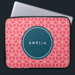 Housse Pour Ordinateur Portable Nom personnalisé Monogramme rose géométrique<br><div class="desc">Motif géométrique moderne en rose avec étiquette foncé turquoise ombragé. Customisez ceci en ajoutant votre nom; cliquez sur le bouton "Customiser" et vous pouvez facilement remplacer le texte de l'espace réservé pour ajouter votre texte.</div>