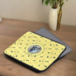 Housse Pour Ordinateur Portable Nom Photo Personnalisé Sunshine Black Patrouilles<br><div class="desc">Ce design présente un soleil dessiné à la main orange avec des pattes noires sur un arrière - plan jaune. Personnalisez le coque dans le champ de texte avec un nom, supprimez le nom ou cliquez sur personnaliser pour sélectionner le style, la taille et la couleur de police que vous...</div>