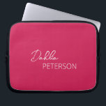 Housse Pour Ordinateur Portable Nom simple élégant Moderne<br><div class="desc">Manche d'ordinateur portable moderne magenta / fuschia rose avec un design simple et minimal personnalisé avec votre nom dans un script élégant et la police sans serif contemporaine.</div>