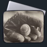 Housse Pour Ordinateur Portable Nostalgie du baseball - Mitt et Baseball<br><div class="desc">"Baseball Nostalgia I" par Judy B. Messer. Il présente une photo sépia d'un gant de baseball et d'un baseball.</div>