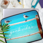 Housse Pour Ordinateur Portable Oiseaux de mer Turquoise Océan Photo Good Vibes<br><div class="desc">Il y a de bonnes vibrations tout autour chaque fois que vous utilisez cette manchette d'ordinateur portable en néoprène photographie ludique de goélands blancs et gris se relaxant sur une clôture de corde dressée contre l'océan turquoise. Cette manche est disponible en trois tailles : 15", 13" et 10". Fait un...</div>